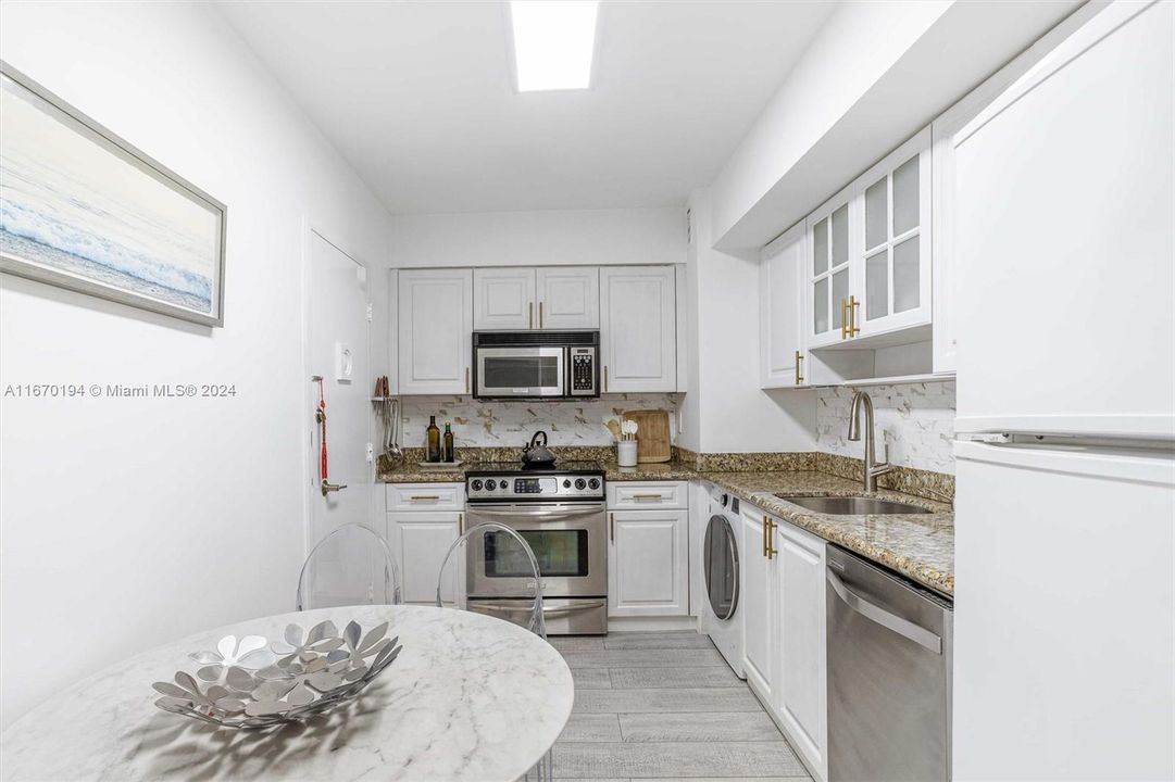 For Sale: $699,000 (1 beds, 1 baths, 905 Square Feet)