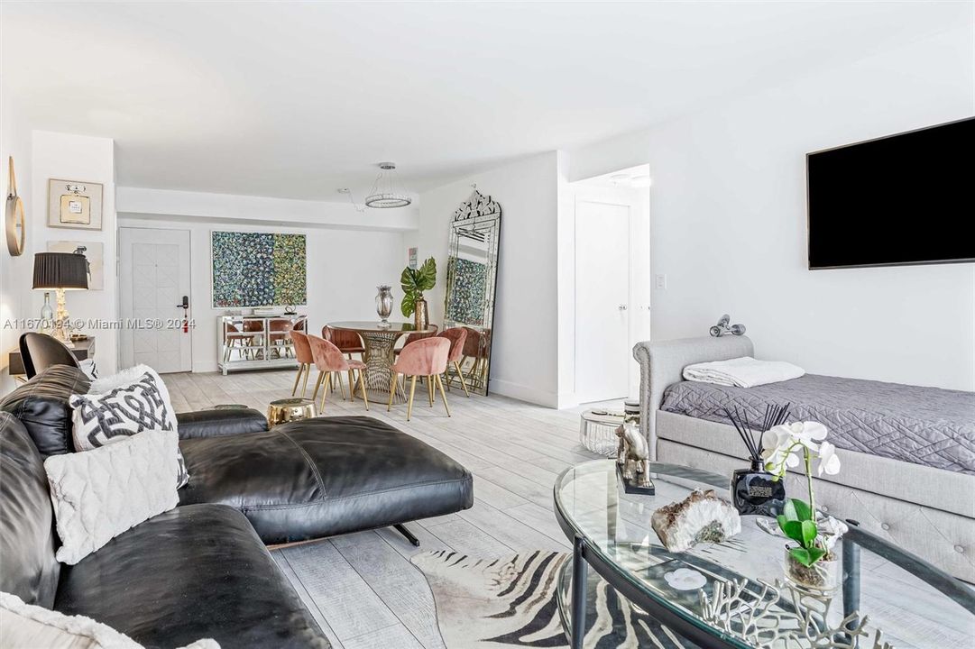 For Sale: $699,000 (1 beds, 1 baths, 905 Square Feet)