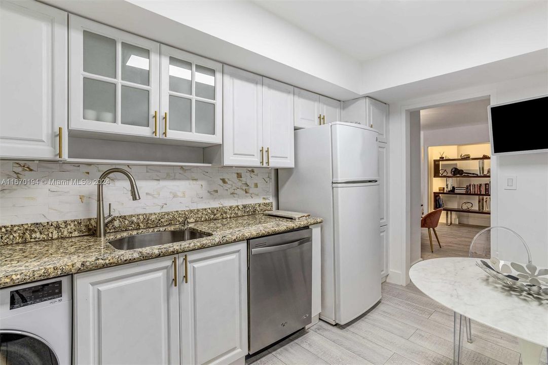 For Sale: $699,000 (1 beds, 1 baths, 905 Square Feet)