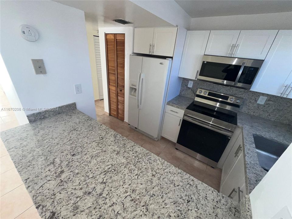 For Rent: $2,300 (2 beds, 2 baths, 1110 Square Feet)