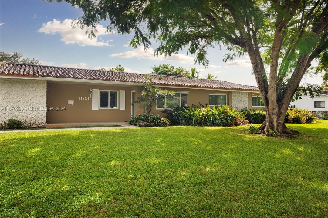 For Sale: $915,000 (3 beds, 2 baths, 1524 Square Feet)