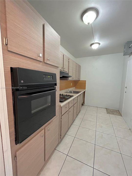 For Sale: $235,000 (1 beds, 1 baths, 875 Square Feet)