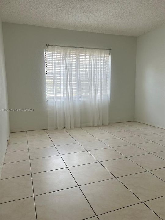 For Sale: $235,000 (1 beds, 1 baths, 875 Square Feet)