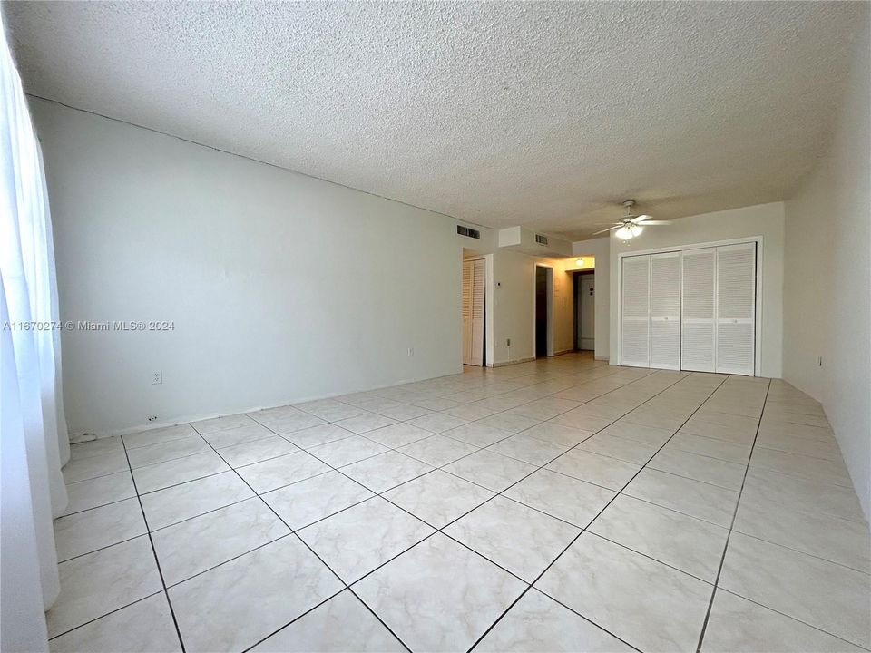 For Sale: $235,000 (1 beds, 1 baths, 875 Square Feet)