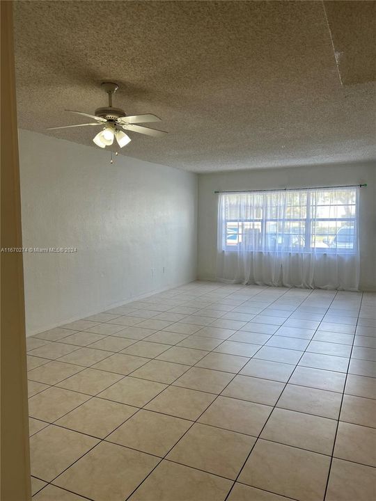 For Sale: $235,000 (1 beds, 1 baths, 875 Square Feet)