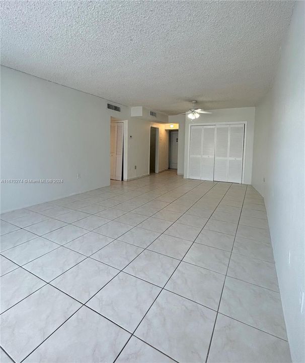 For Sale: $235,000 (1 beds, 1 baths, 875 Square Feet)