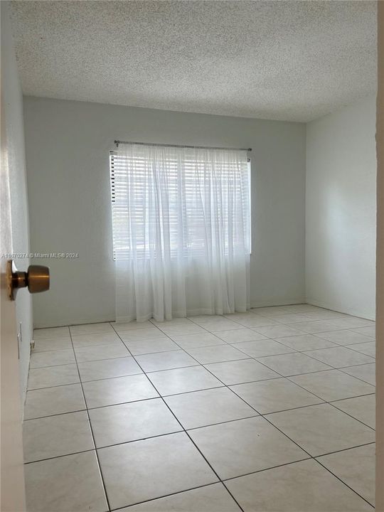 For Sale: $235,000 (1 beds, 1 baths, 875 Square Feet)