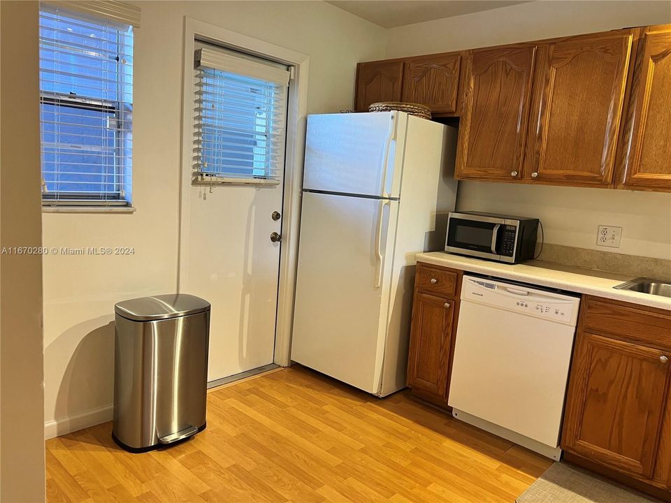 For Rent: $2,200 (2 beds, 2 baths, 949 Square Feet)