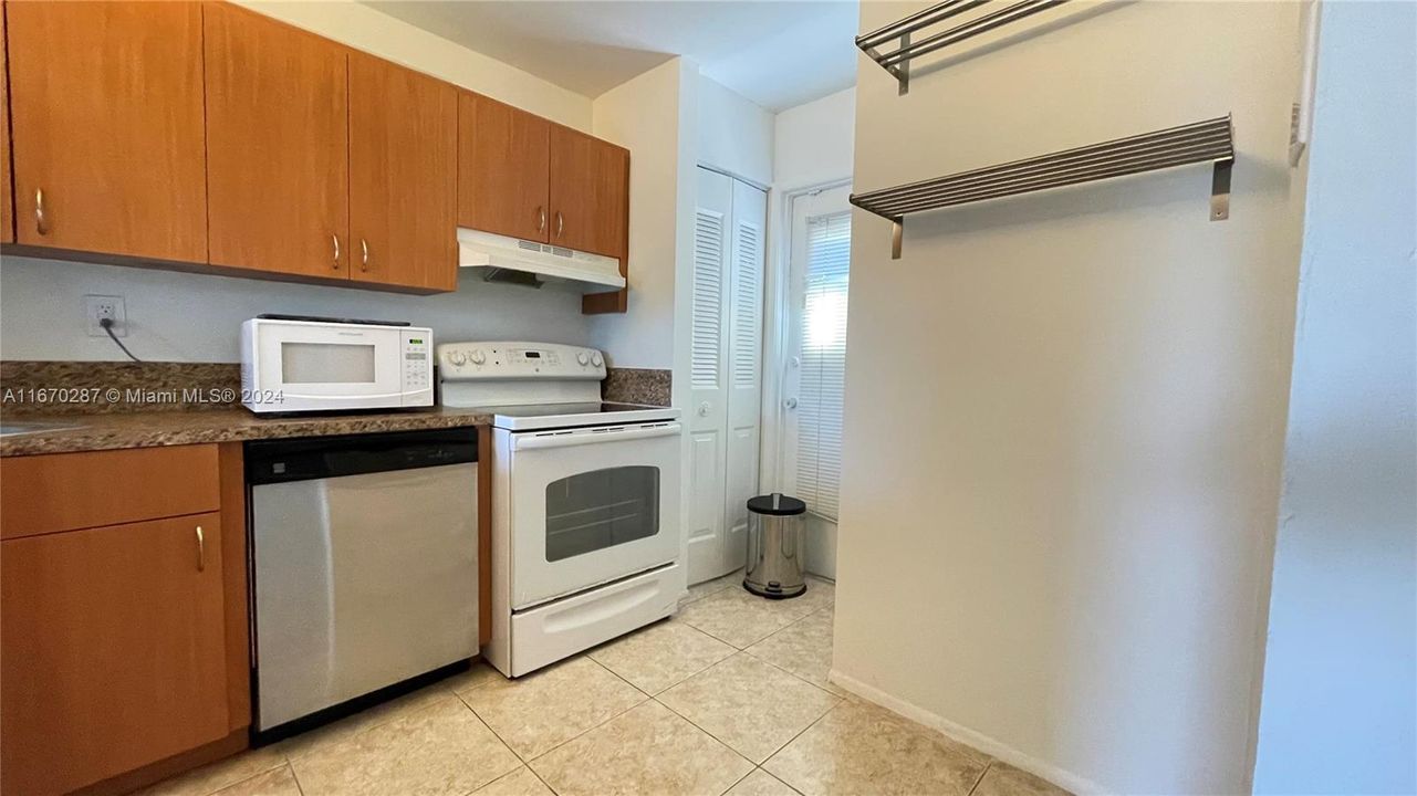 For Rent: $2,200 (2 beds, 2 baths, 970 Square Feet)