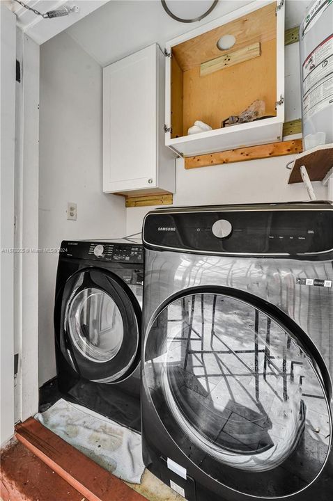 Full Size Washer & Dryer behind Closed Doors on the Patio!