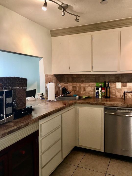 For Rent: $1,750 (1 beds, 1 baths, 782 Square Feet)