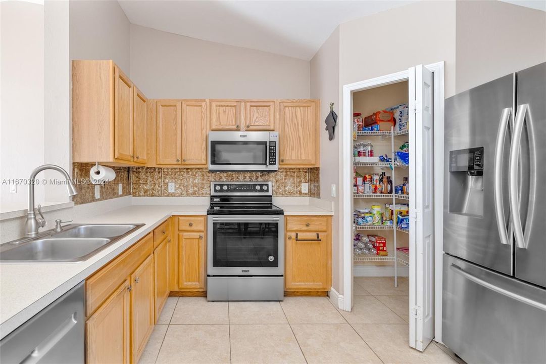 For Sale: $329,900 (3 beds, 2 baths, 1323 Square Feet)