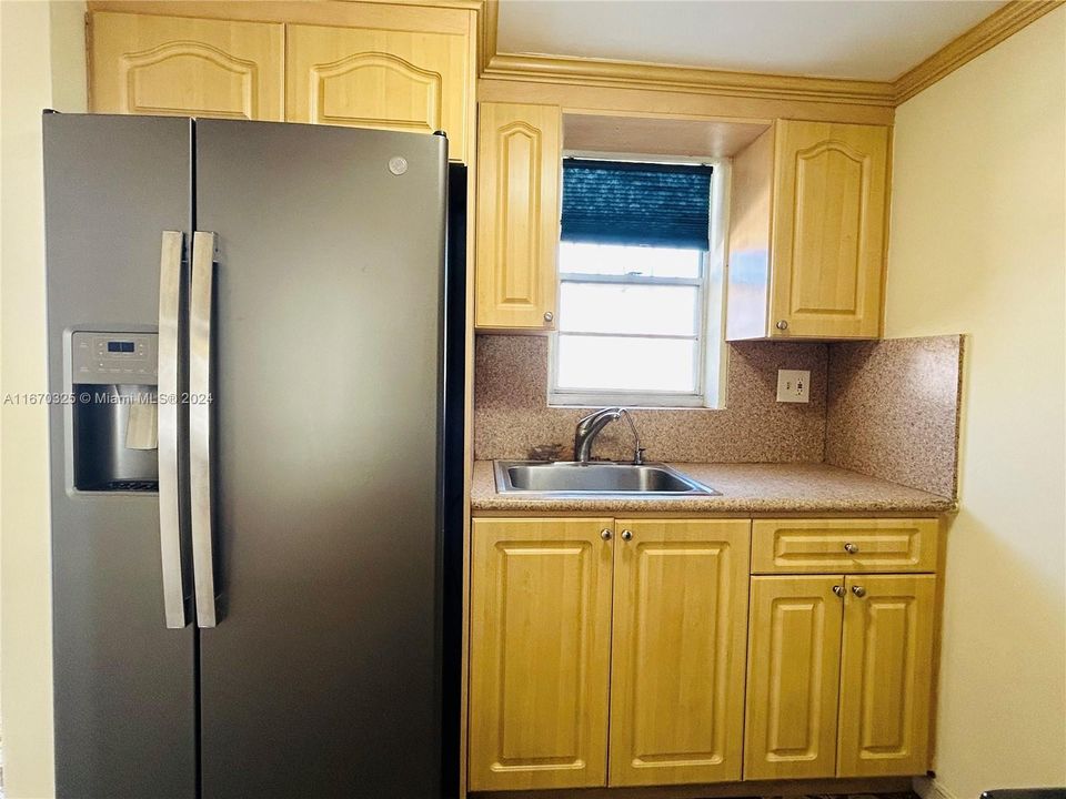 For Sale: $220,000 (1 beds, 1 baths, 731 Square Feet)