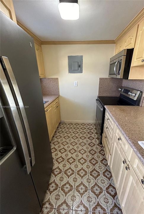 For Sale: $220,000 (1 beds, 1 baths, 731 Square Feet)