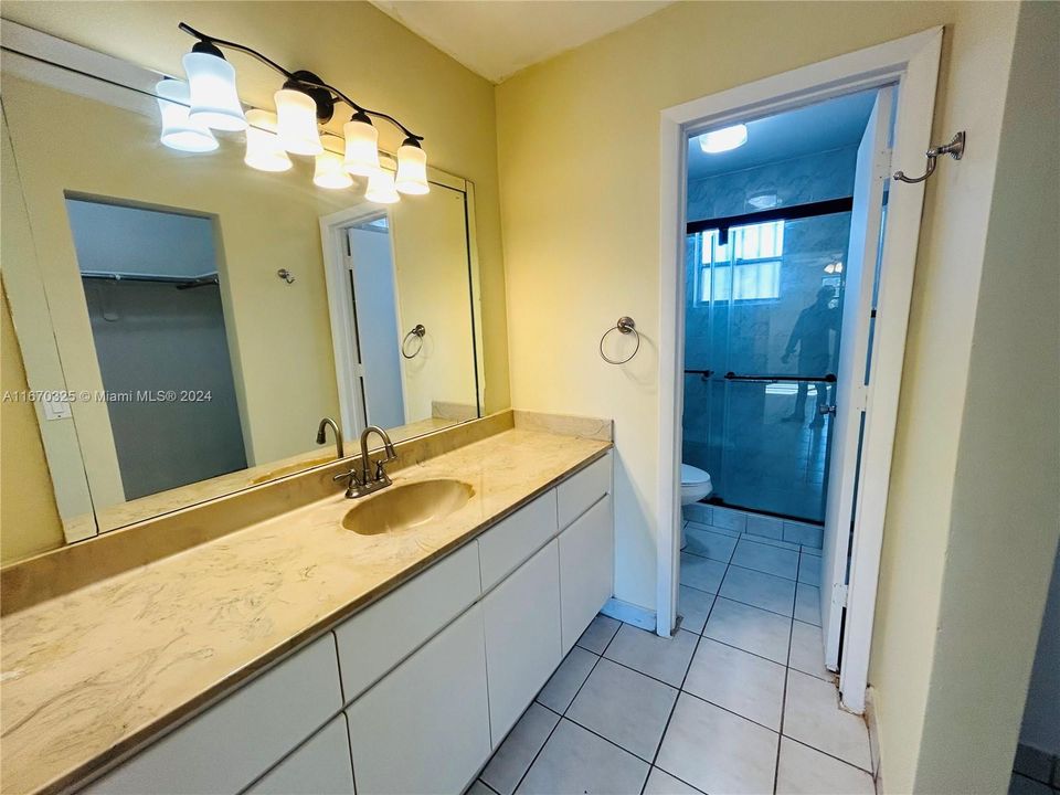 For Sale: $220,000 (1 beds, 1 baths, 731 Square Feet)