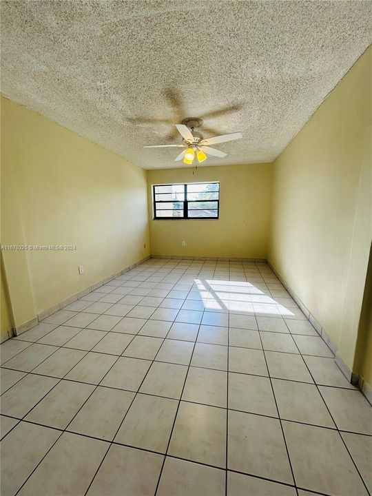 For Sale: $220,000 (1 beds, 1 baths, 731 Square Feet)