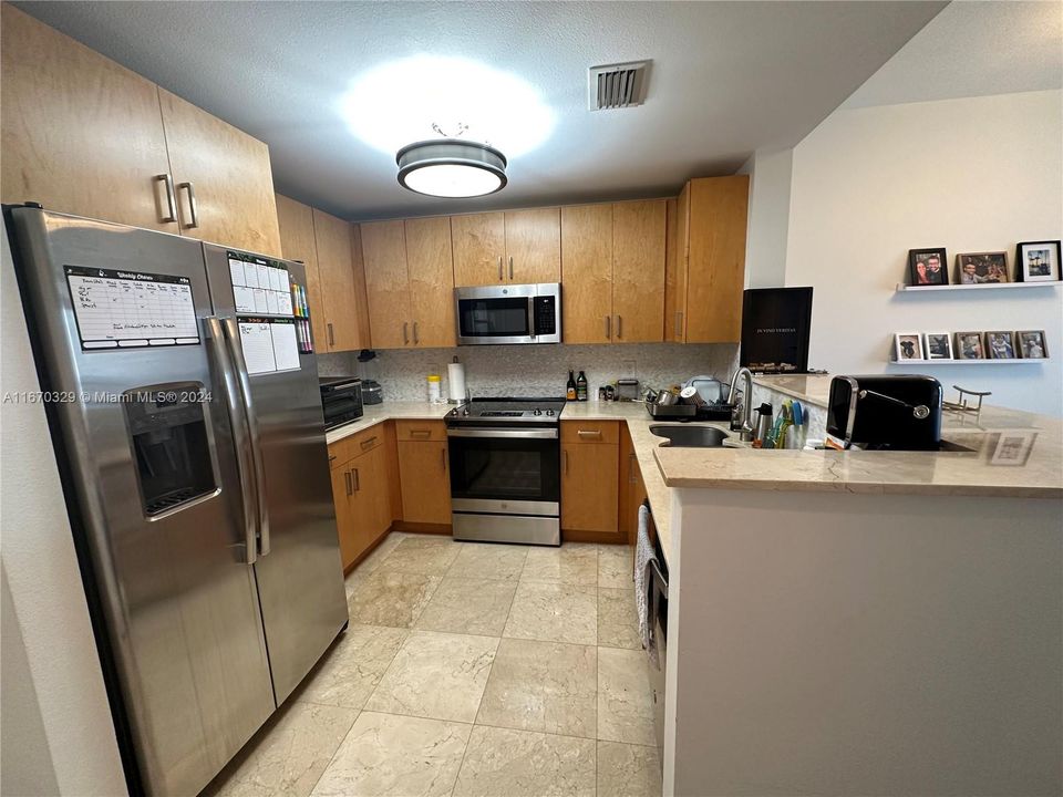 For Sale: $525,000 (1 beds, 1 baths, 753 Square Feet)