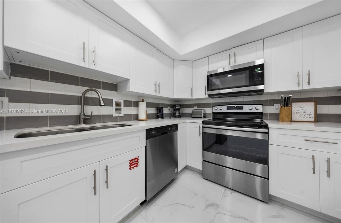 For Sale: $477,000 (1 beds, 1 baths, 874 Square Feet)