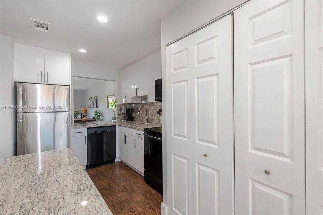 For Sale: $375,000 (2 beds, 2 baths, 1024 Square Feet)