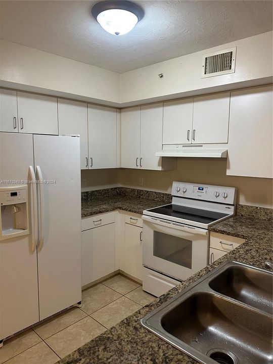 For Rent: $2,000 (2 beds, 2 baths, 967 Square Feet)