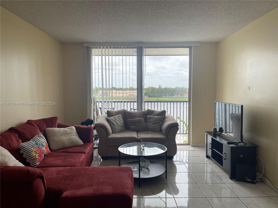 For Rent: $2,100 (2 beds, 2 baths, 832 Square Feet)