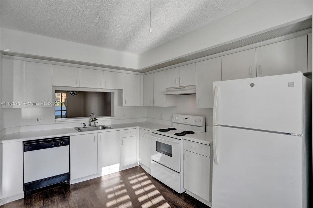 For Sale: $235,000 (2 beds, 2 baths, 1207 Square Feet)