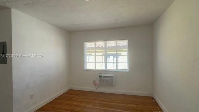 For Rent: $1,850 (1 beds, 1 baths, 702 Square Feet)