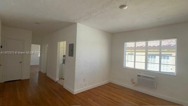 For Rent: $1,850 (1 beds, 1 baths, 702 Square Feet)