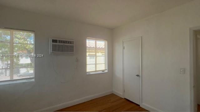 For Rent: $1,850 (1 beds, 1 baths, 702 Square Feet)