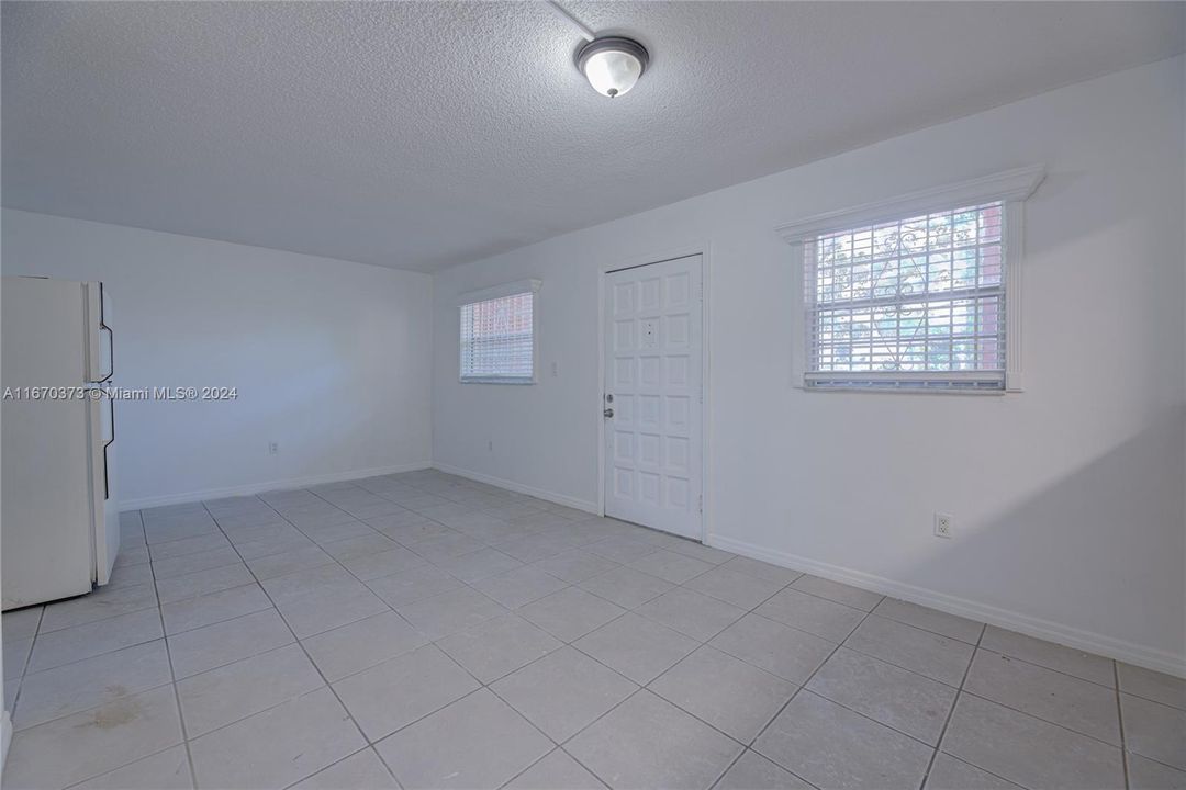 For Rent: $2,100 (2 beds, 1 baths, 758 Square Feet)