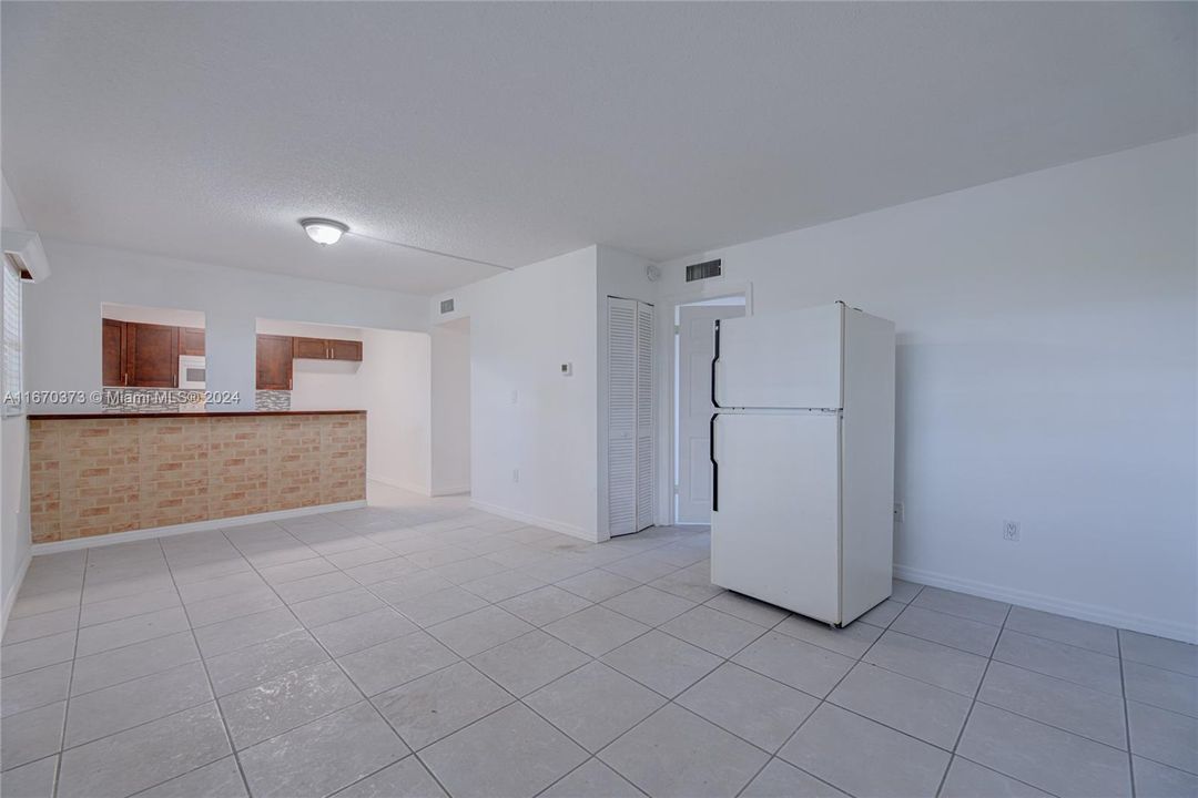 For Rent: $2,100 (2 beds, 1 baths, 758 Square Feet)