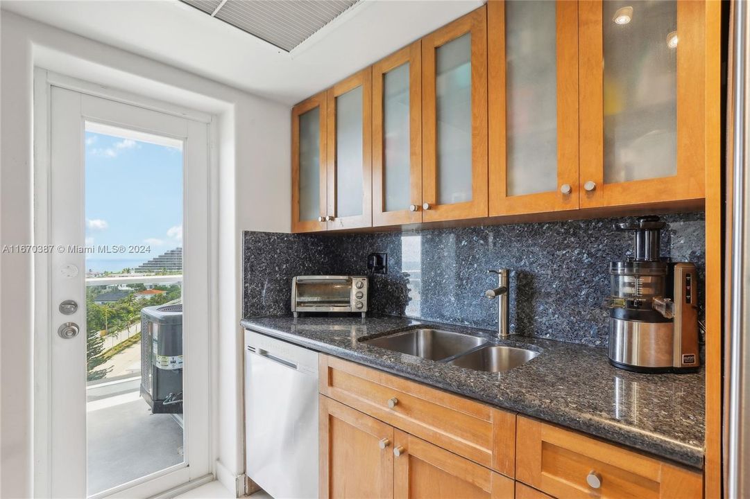 For Sale: $579,000 (2 beds, 2 baths, 1200 Square Feet)