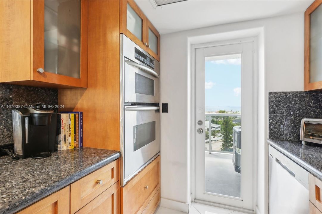 For Sale: $579,000 (2 beds, 2 baths, 1200 Square Feet)