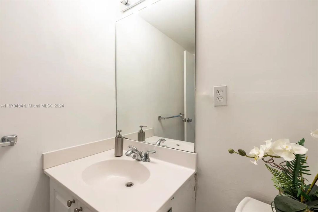 For Sale: $425,000 (1 beds, 1 baths, 1005 Square Feet)