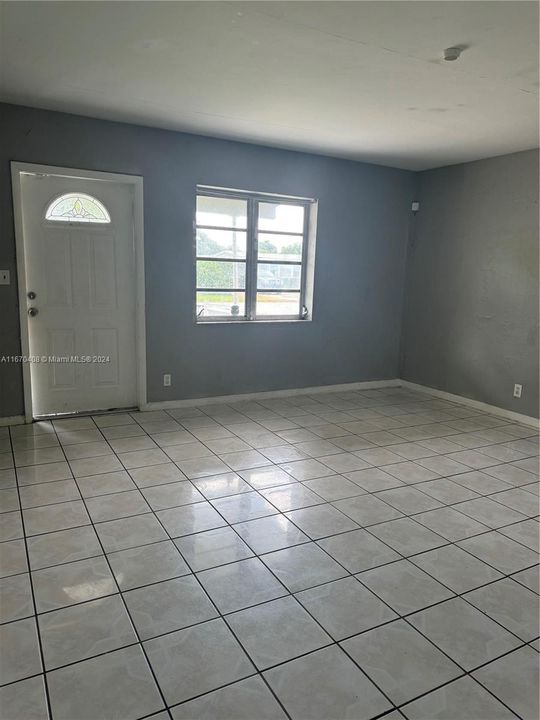 For Rent: $2,800 (5 beds, 2 baths, 1409 Square Feet)