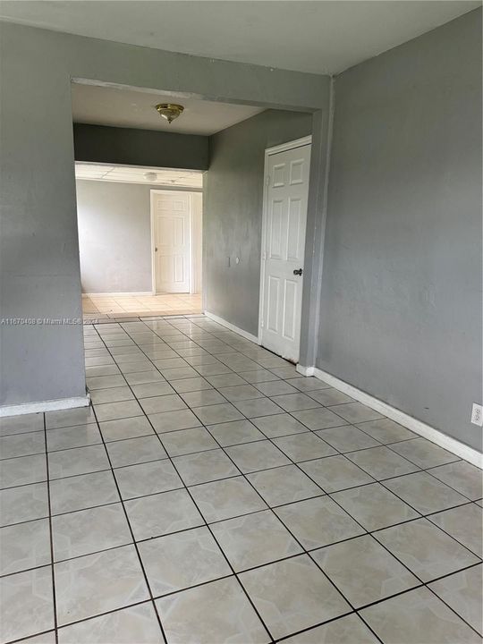 For Rent: $2,800 (5 beds, 2 baths, 1409 Square Feet)