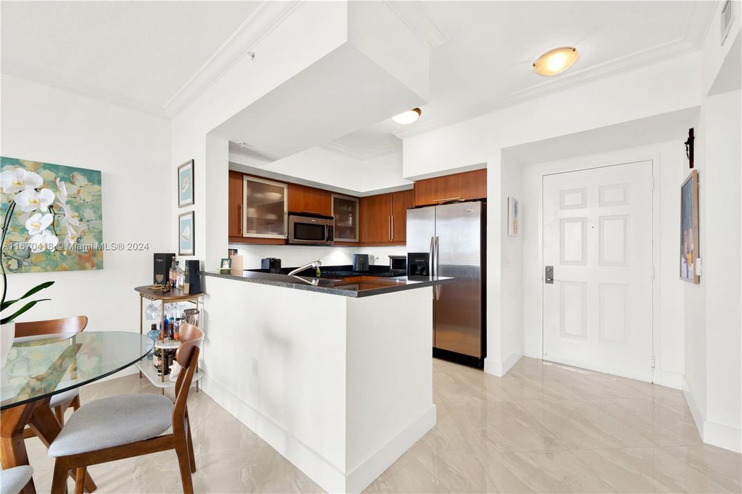 For Sale: $450,000 (1 beds, 1 baths, 729 Square Feet)