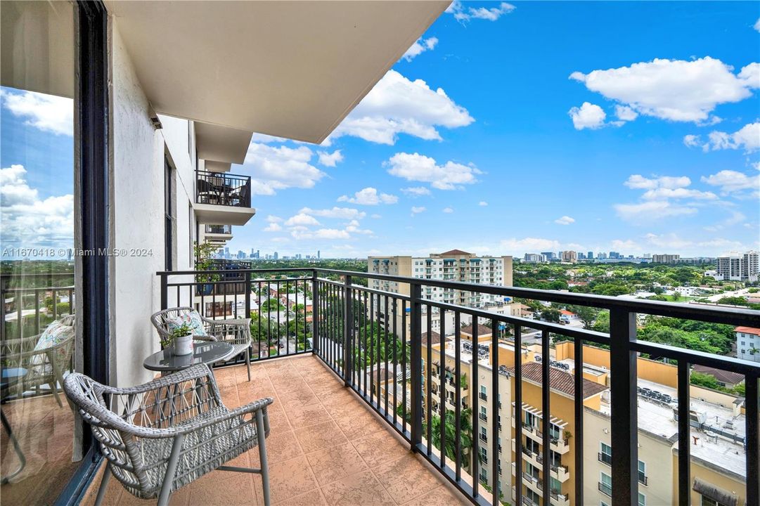 For Sale: $450,000 (1 beds, 1 baths, 729 Square Feet)