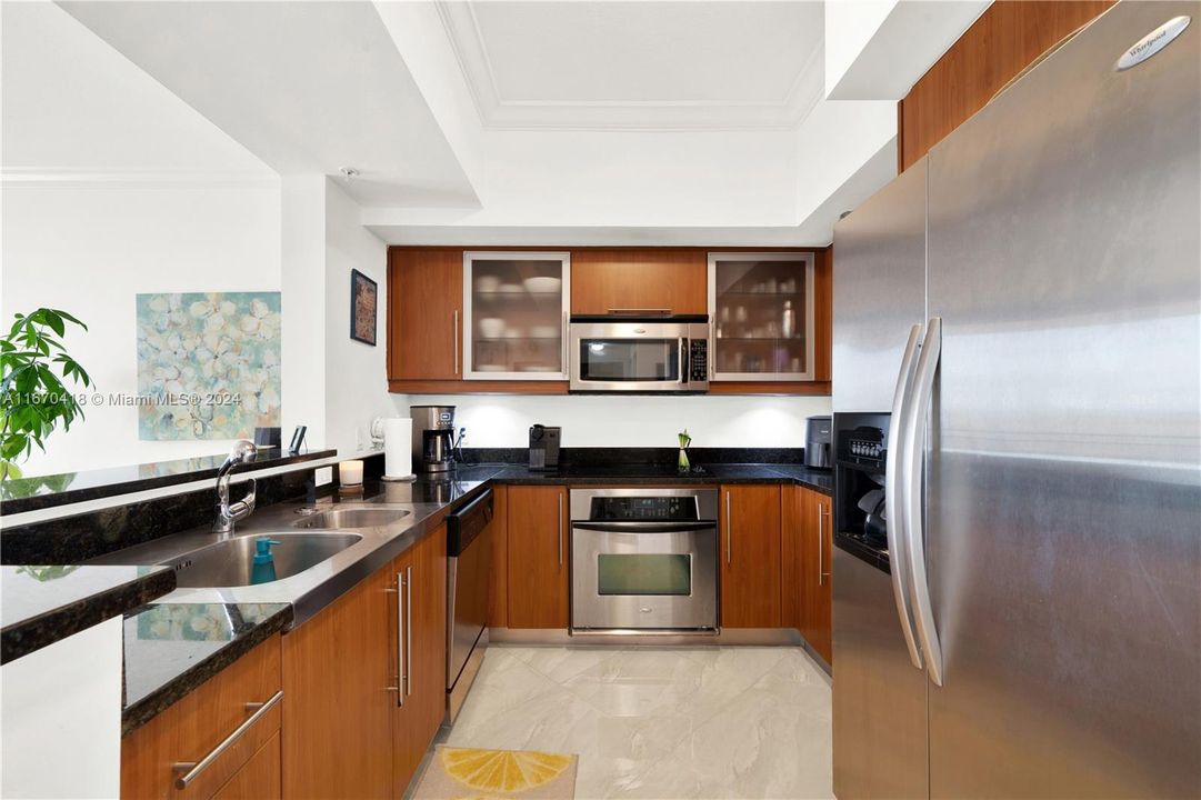 For Sale: $450,000 (1 beds, 1 baths, 729 Square Feet)