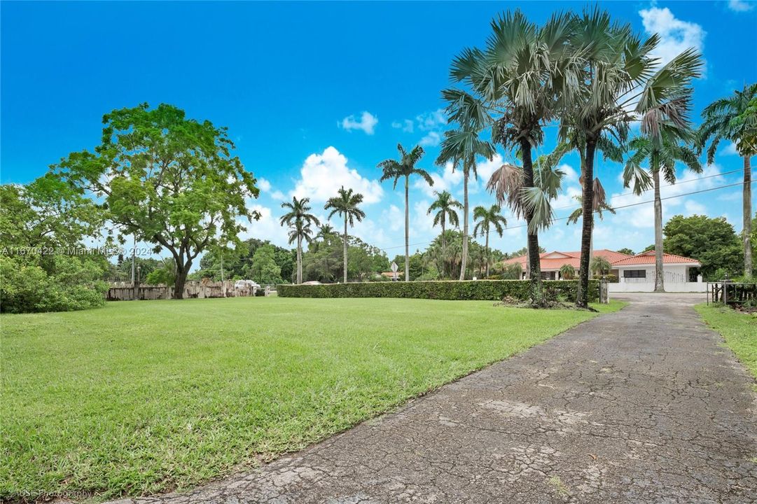 For Sale: $1,890,000 (3 beds, 2 baths, 2286 Square Feet)