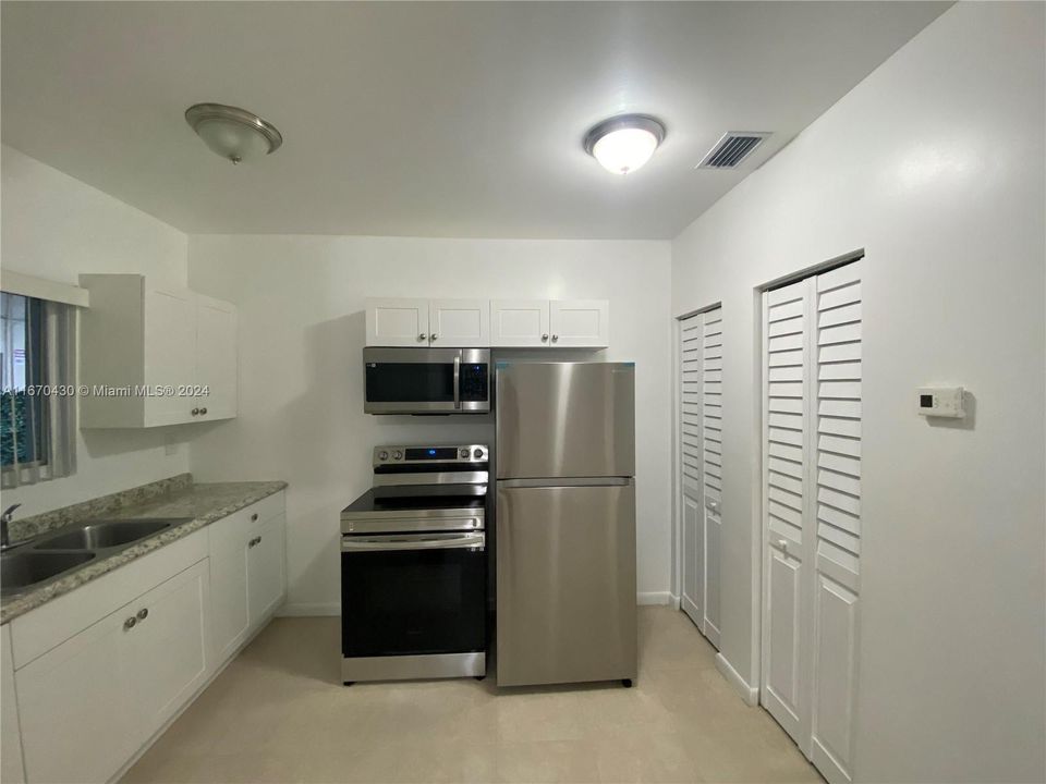 For Rent: $1,850 (1 beds, 1 baths, 450 Square Feet)