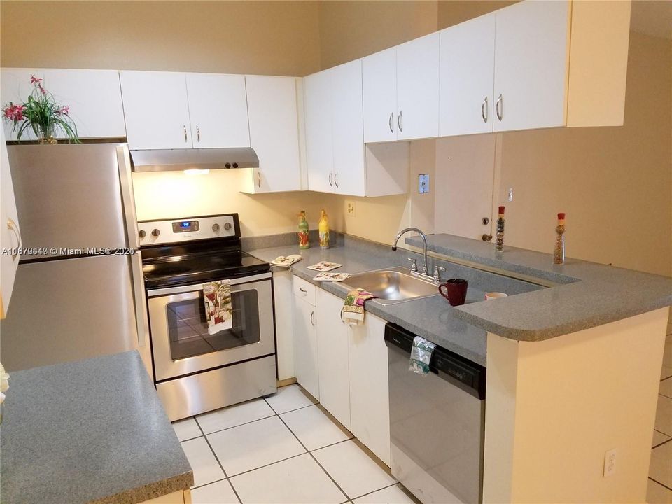 For Rent: $2,295 (2 beds, 2 baths, 870 Square Feet)