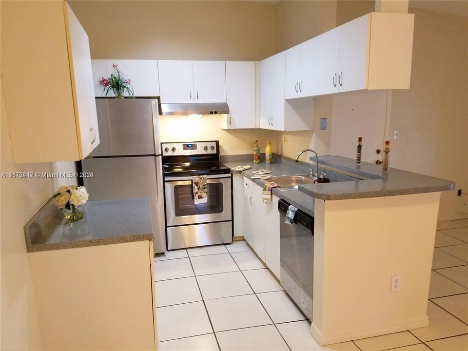 For Rent: $2,295 (2 beds, 2 baths, 870 Square Feet)