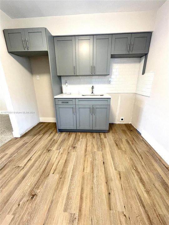 For Rent: $2,690 (2 beds, 1 baths, 883 Square Feet)