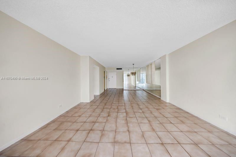 For Sale: $299,000 (1 beds, 1 baths, 1105 Square Feet)