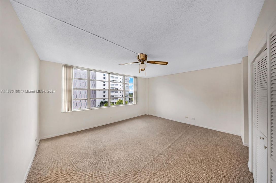 For Sale: $299,000 (1 beds, 1 baths, 1105 Square Feet)