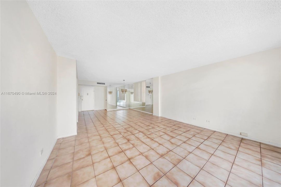 For Sale: $299,000 (1 beds, 1 baths, 1105 Square Feet)