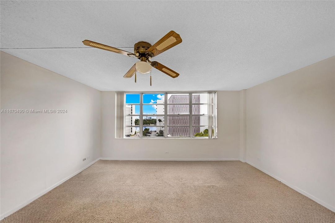 For Sale: $299,000 (1 beds, 1 baths, 1105 Square Feet)