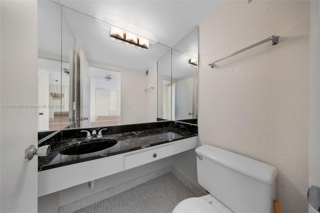 For Sale: $299,000 (1 beds, 1 baths, 1105 Square Feet)