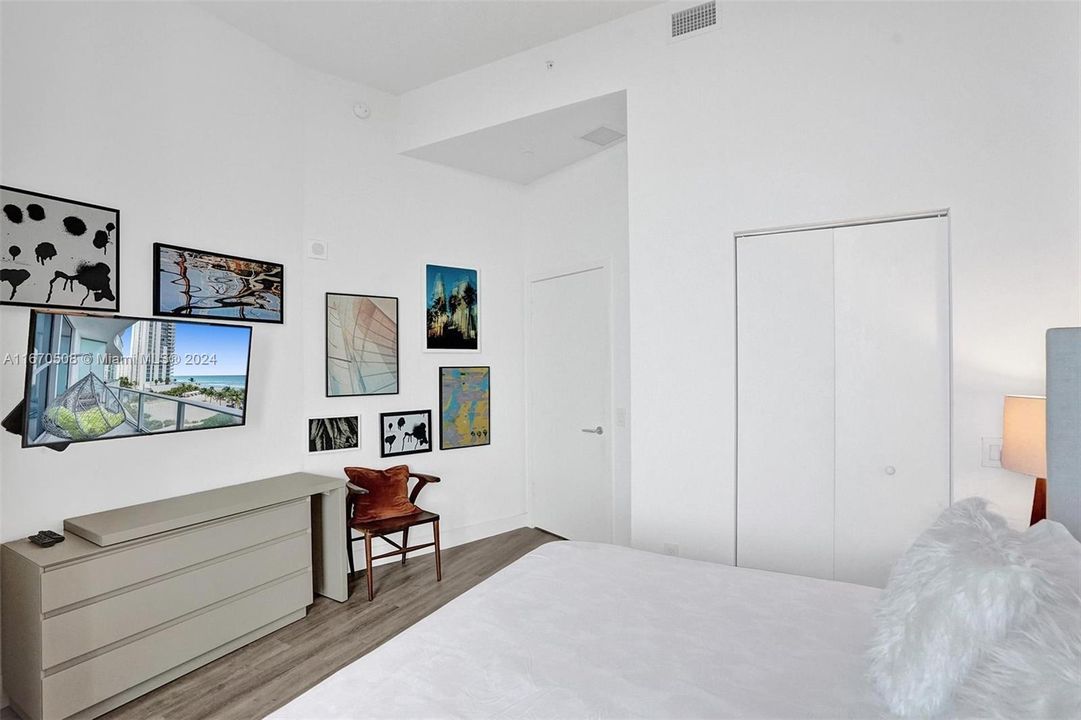 For Sale: $600,000 (1 beds, 1 baths, 802 Square Feet)